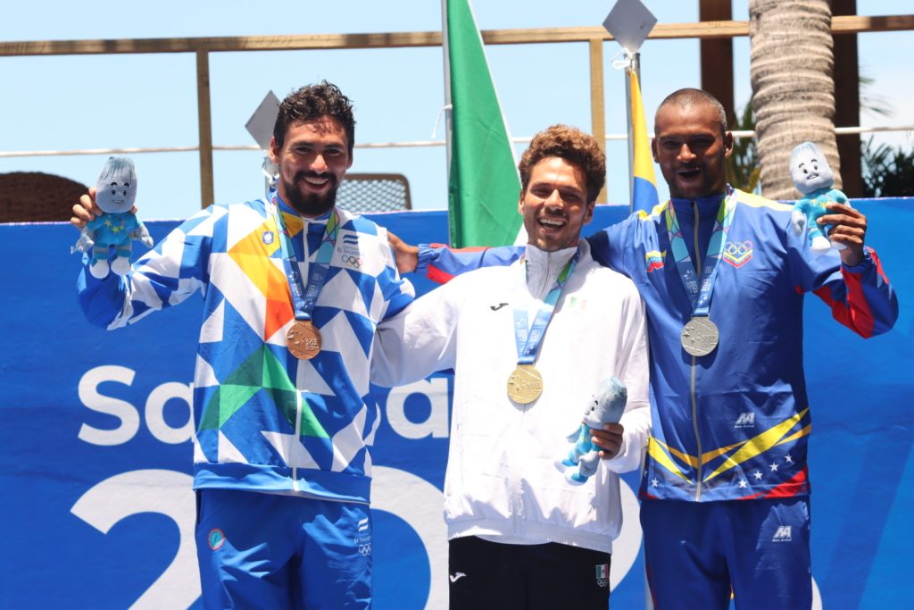 Bryan Pérez, surfista de El Salvador con su medalla de bronce en los Juegos Centroamericanos y del Caribe, San Salvador 2023, junto a los medallistas, Sebastián Williams de México y Francisco Bellorín de Venezuela. (Crédito: ESA)