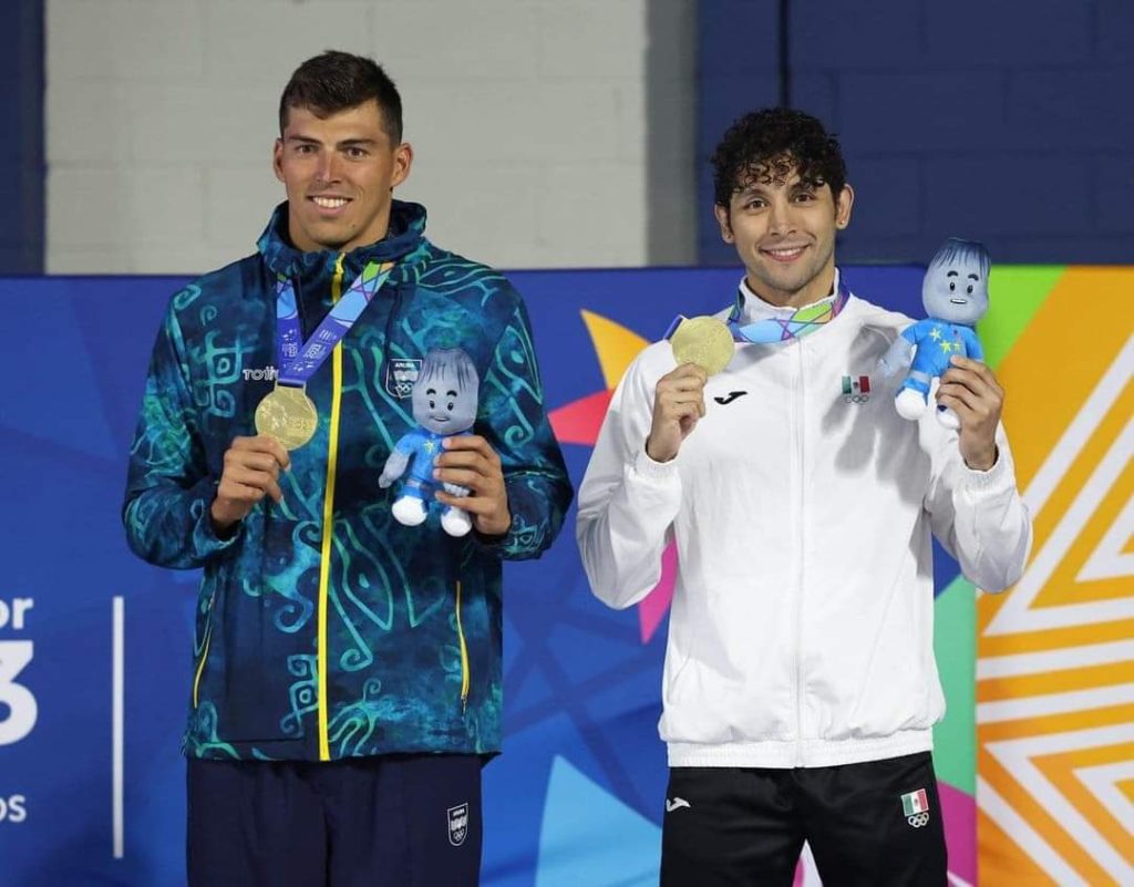 Mikèl Schreuders de Aruba and Miguel de Lara de México, champions of the 50 meter breaststroke of the Central American and Caribbean Games, San Salvador 2023, and owners of the new record of the regional event. (Credit: Centro Caribe Sports)