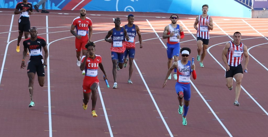 Las delegaciones de Cuba y Trinidad y Tobago en una competencia de relevos masculino en Santiago 2023, y competirán en Bahamas 2024. (Crédito: Carlos Alonzo Batista)