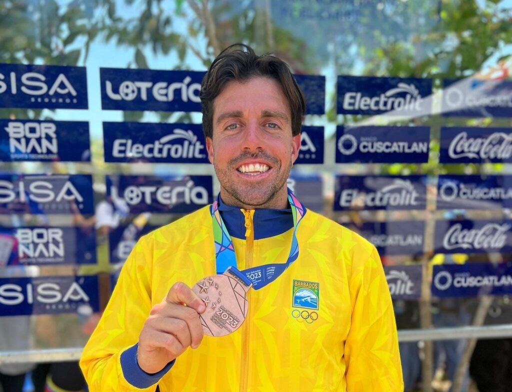 Matthew Wright with the bronze medal in the men's triathlon at the Central American and Caribbean Games, San Salvador 2023. (Credit: BOA)
