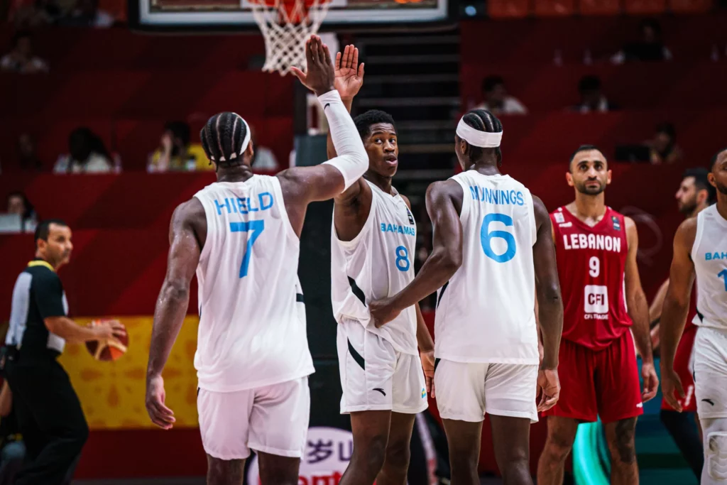 Buddy Hield de Bahamas, saluda a sus compañeros luego de una jugada frente al Líbano en semifinales. (Crédito: FIBA)