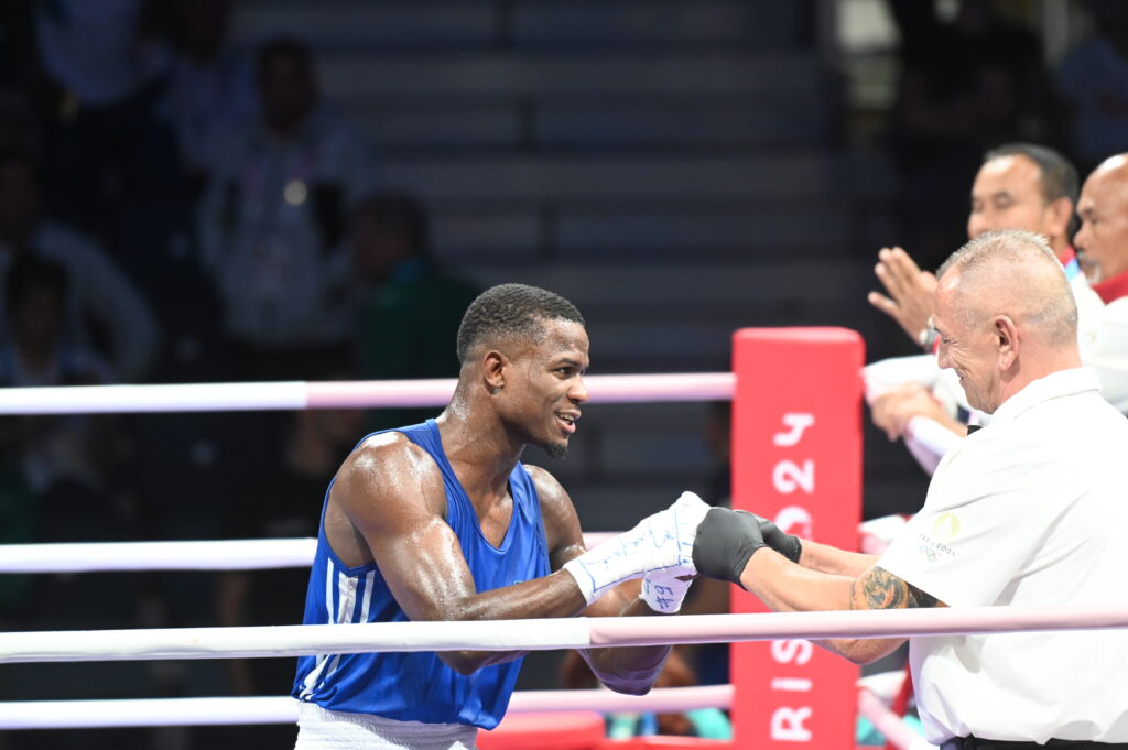 Cristian Pinales, greeting the referee in his debut at the Paris 2024 Olympic Games. (Credit: Centro Caribe Sports)