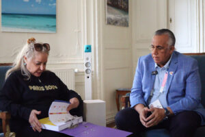 Embajadora dominicana en Francia, Rosa Hernández de Grullón, y el presidente de Centro Caribe Sports, Luis Mejía Oviedo. (Richard Bazil / Centro Caribe Sports)