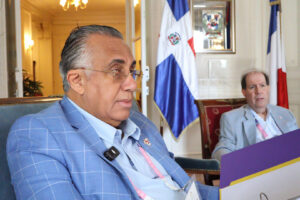 President of Centro Caribe Sports, Luis Mejía Oviedo, and the President of Creando Sueños Olímpicos (CRESO), Felipe Vicini, during the visit to the Dominican Embassy in France (Richard Bazil / Centro Caribe Sports).