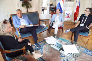 Dominican Ambassador to France, Rosa Hernández de Grullón, the president of Centro Caribe Sports, Luis Mejía Oviedo, and Mr. Felipe Vicini and Mr. Manuel Luna, president and executive director of CRESO (Richard Bazil / Centro Caribe Sports).