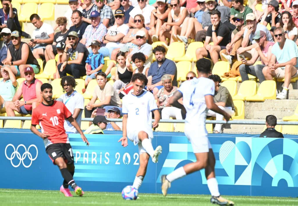 Acción del partido inaugural de fútbol masculino, entre República Dominicana y Egipto. (Ernesto Beltré / Comité Olímpico Dominicano)