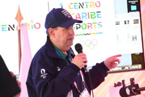 Felipe Vicini, Director of the Marketing Commission of Centro Caribe Sports, explaining about the Centennary logo (Richard Bazil / Centro Caribe Sports).