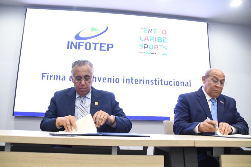 Luis Mejía y Rafael Santos, presidente de Centro Caribe Sports y Director General de INFOTEP, firmando el acuerdo interinstitucional. (Crédito: Ernesto Beltré / Centro Caribe Sports)