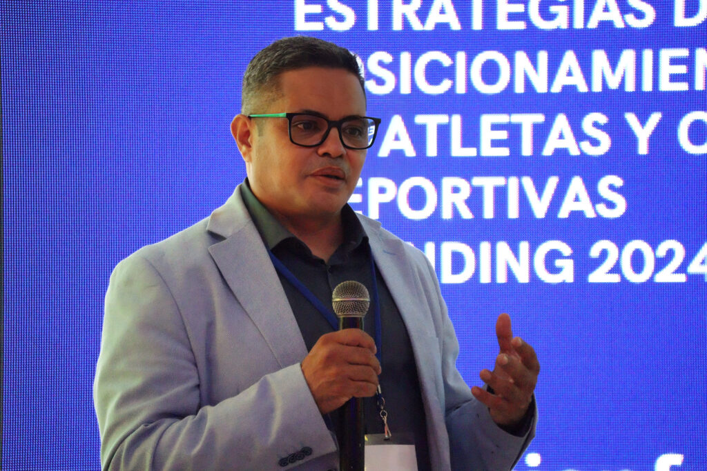 Juan Guerra, director de proyectos de Centro Caribe Sports, formando parte de los ponentes del seminario de HUELLAS, dirigido a los periodistas y cronistas deportivos miembros de la organización. (Crédito: Centro Caribe Sports)