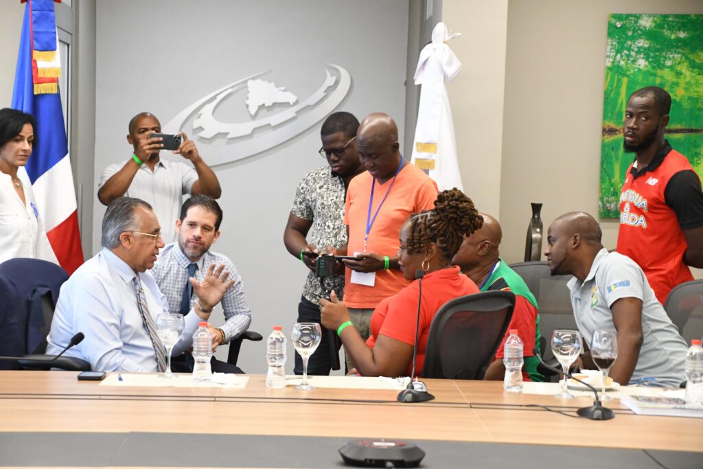 Luis Mejía, presidente de Centro Caribe Sports, abordado por los medios de los Comités Olímpicos Nacionales (CONs) en el marco del programa de formación, organizado por el proyecto HUELLAS de Centro Caribe Sports. (Crédito: Ernesto Beltré / Centro Caribe Sports)