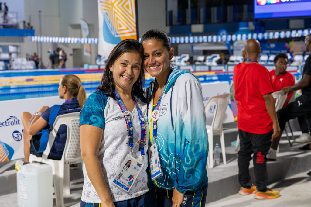 Mónica Fajardo junto a Kyra Hoevertsz durante las competencias de los XXIV Juegos Centroamericanos y del Caribe, San Salvador 2023. (Crédito: Comité Olímpico Arubano)